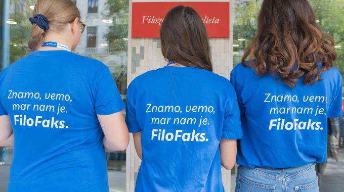 Študenti z majico z napisom: Znamo, vemo, mar nam je. Filo Faks.